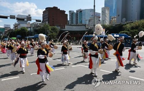 '무르익는 가을'…연휴 첫날 축제장·산·바다·관광지 들썩