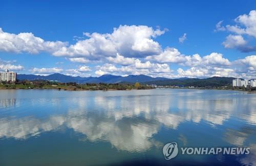 '무르익는 가을'…연휴 첫날 축제장·산·바다·관광지 들썩