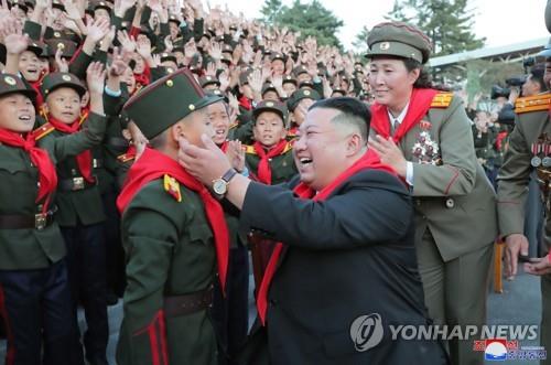 김정은, 미사일 발사 참관 뒤 엘리트 학교 찾아 '軍교육' 강조(종합)