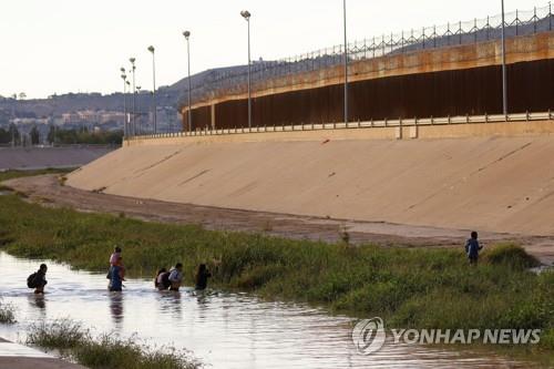 "美 텍사스 국경도시 엘패소, 불체자 이송 최다 '오명'"