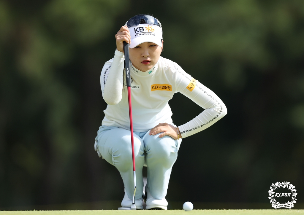 KLPGA '신인왕 0순위' 이예원, 첫 우승 파란불…2R 단독 선두