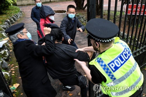 중국, 영국 주재 영사관 반중 시위대 폭행사건 기록 지우기