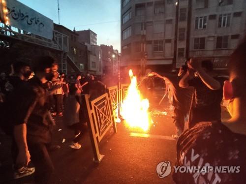 '히잡 시위' 맞선 이란, 인터넷 통제로 3.5조원 경제 손실