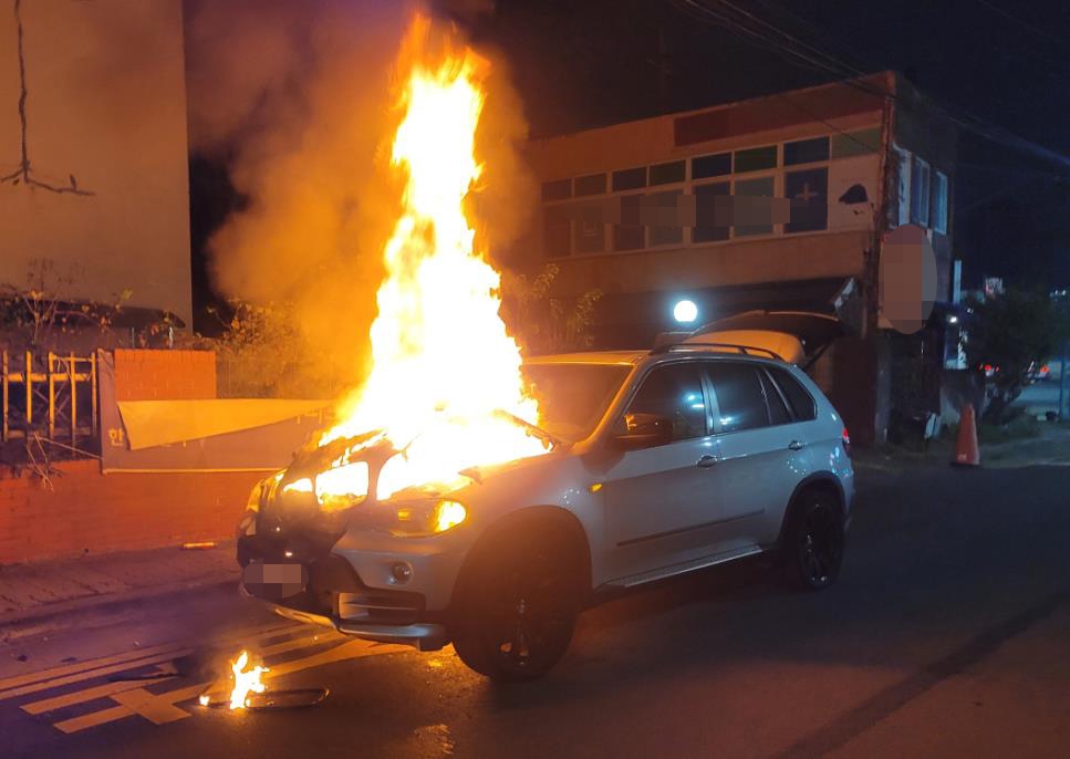 인천 도로 달리던 BMW 차량서 불…"엔진룸서 발화 추정"