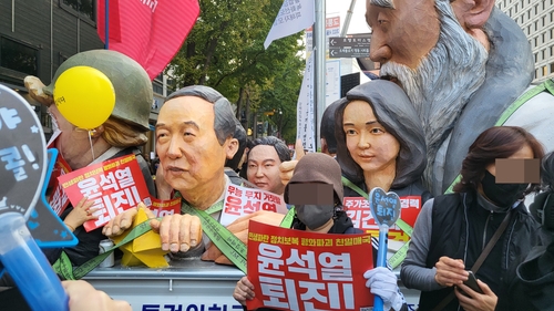 주말 서울도심 집회서 尹부부 닮은 대형 인형 등장 눈길