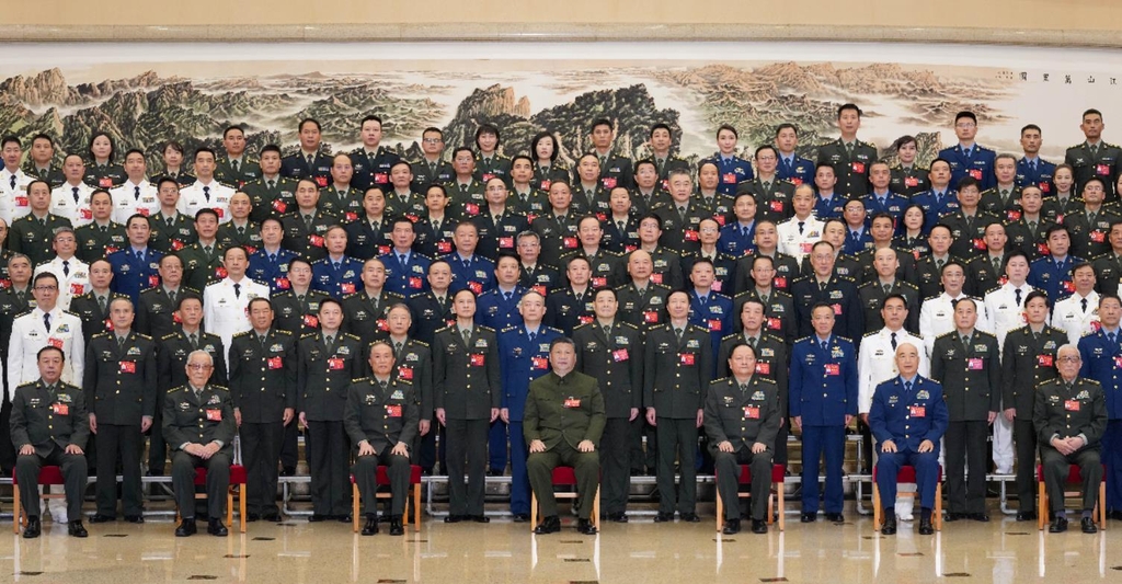 '3연임' 시진핑 첫 행선지는 軍…2027년 강군 목표 강조