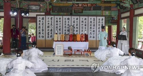 '영정 철거' 홍역 치른 춘향사당 이번엔 '일본 국화꽃문양' 논란