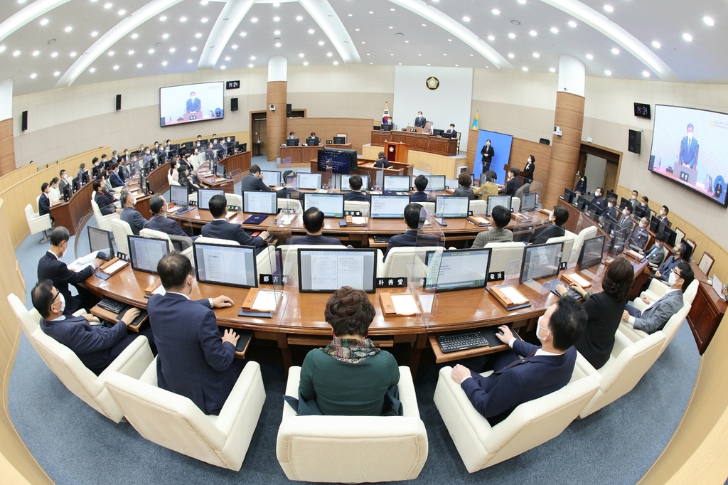 "마창대교 통행료 인하 촉구"…해양쓰레기 정부 책임처리 건의도