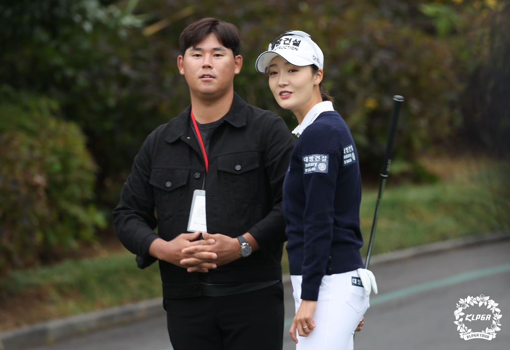 PGA 김시우, '예비 신부' 오지현 응원하다 '깜짝 캐디'까지