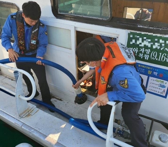 울진 앞바다서 낚시어선 침수…승선원 7명 모두 구조