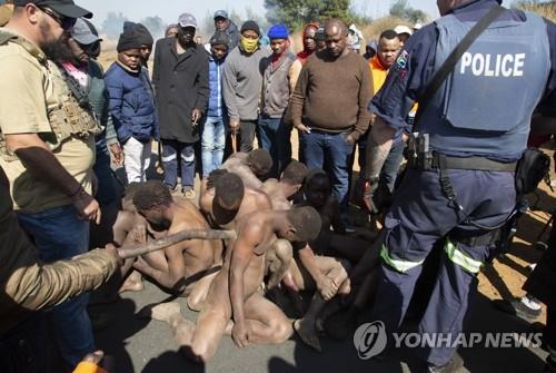 집단성폭행 용의자들 '증거 불충분' 불기소에 들끓는 남아공