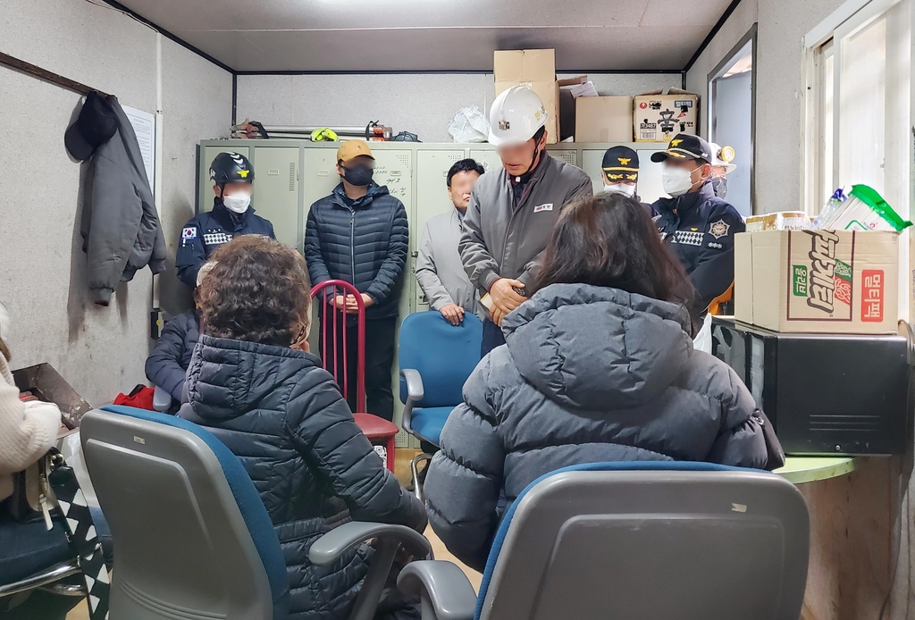 봉화 광산매몰 사흘째…업체 대표 "늦은 신고, 법적 책임지겠다"