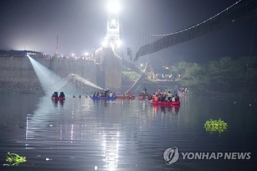 인도 보행자다리 무너져 141명 사망…"붕괴 직전 고의로 흔들어"(종합2보)