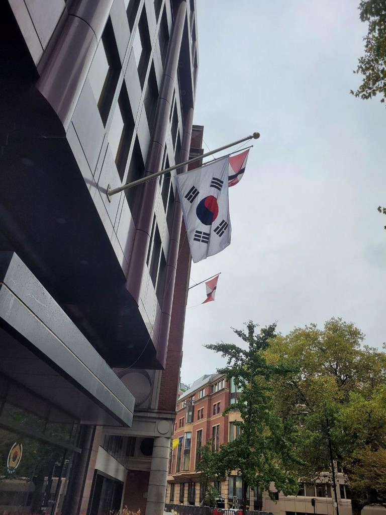 [이태원 참사] 주영한국대사관 국경일 행사 연기…"조기 게양"