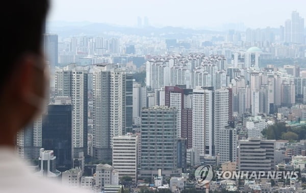 치솟는 금리에 부동산시장 '꽁꽁'…"매매·전세 동반 침체"