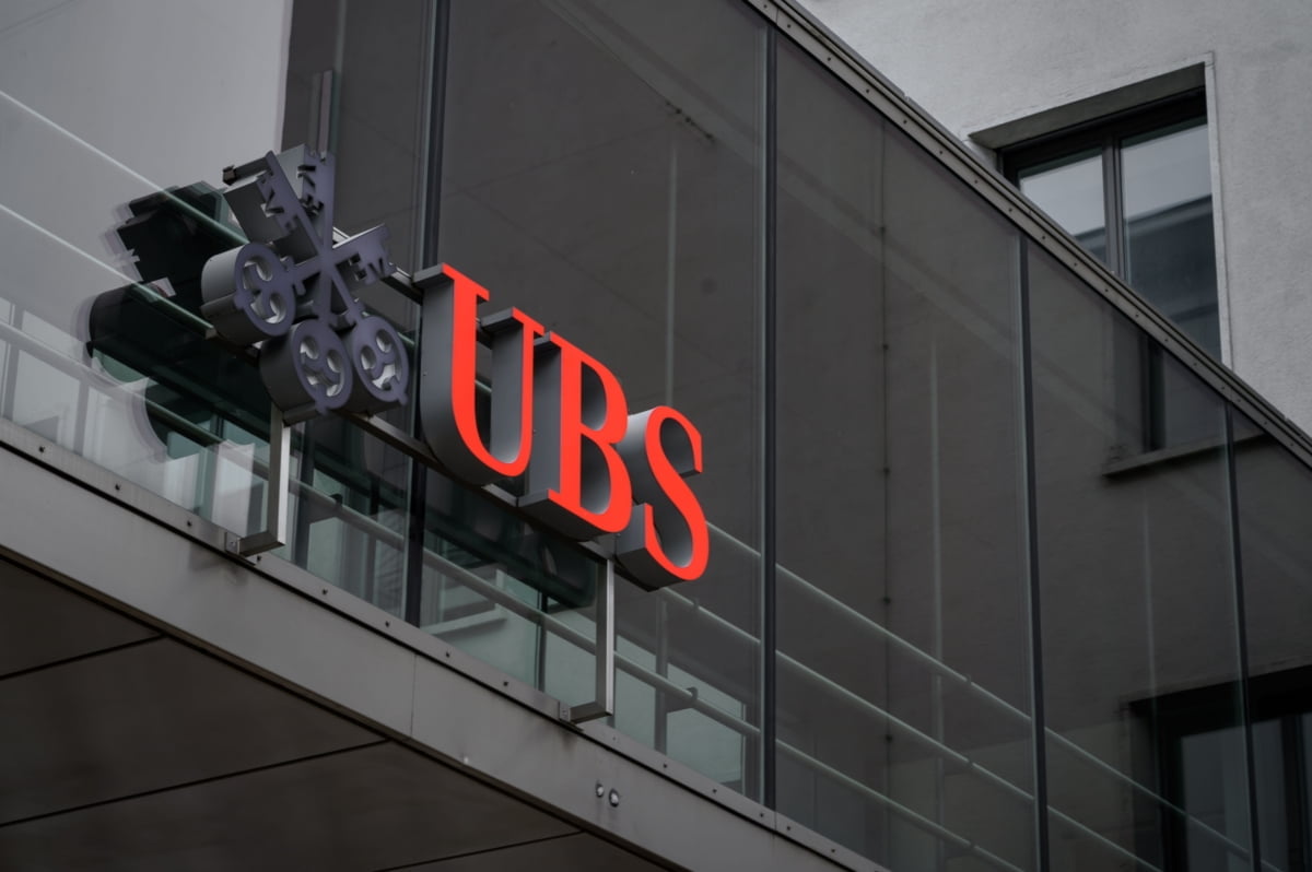 UBS “현금 늘리고 에너지·원자재·헬스케어 등 방어주로 대응”