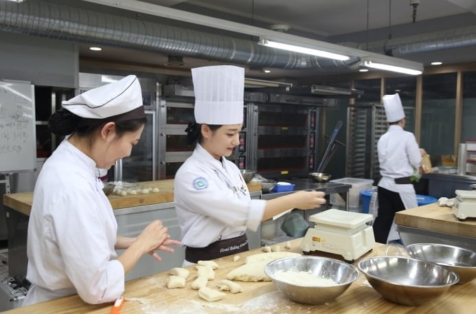 "특색있는 학과구성 돋보여"…2023학년도 신입생 모집하는 한호전 제과제빵학교