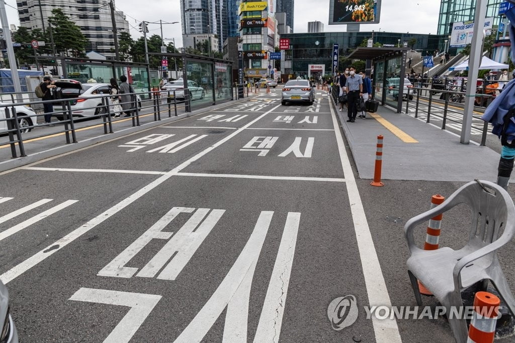 서울 법인택시 기사 65% "현행 월급제 반대"