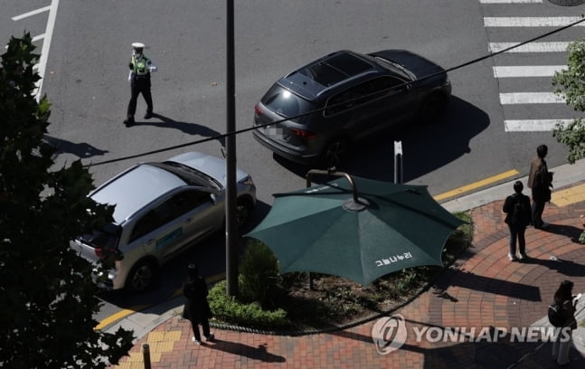 "몰랐어요"…'우회전 일시멈춤' 단속 첫날 75건 적발