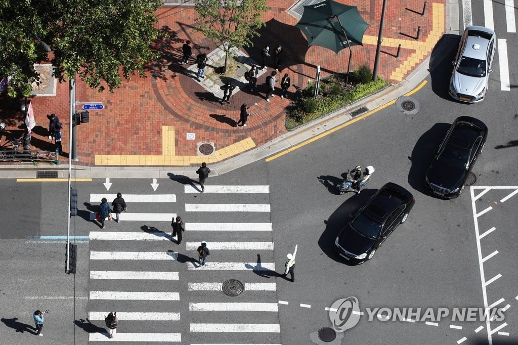 "건너려는 사람 어떻게 판단?"…우회전 단속 곳곳 혼란