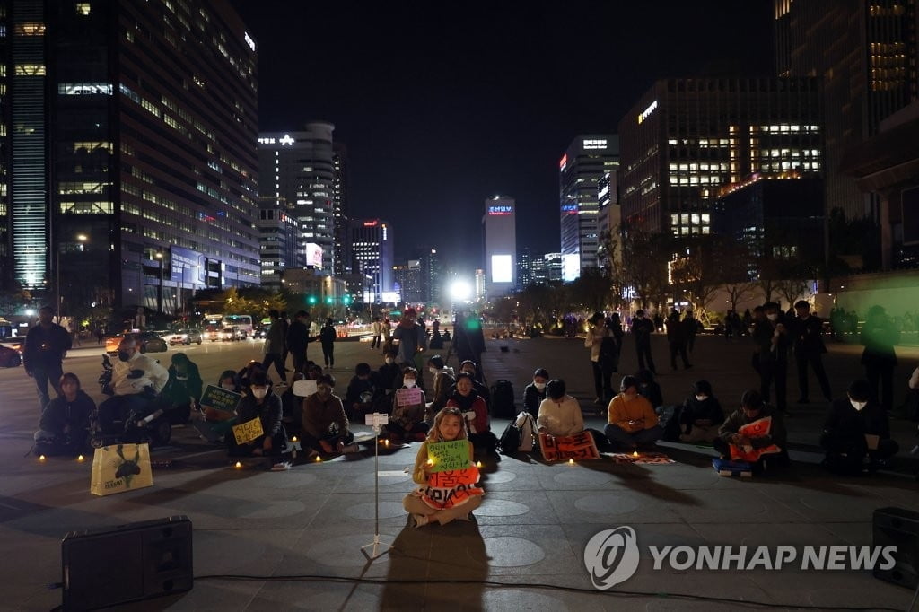 재개장 광화문광장서 첫 집회…서울시 불허에도 강행