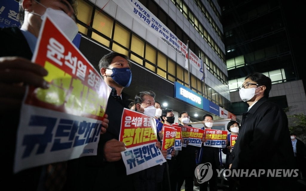 검찰, 민주당 민주연구원 압수수색 재시도…당사 진입