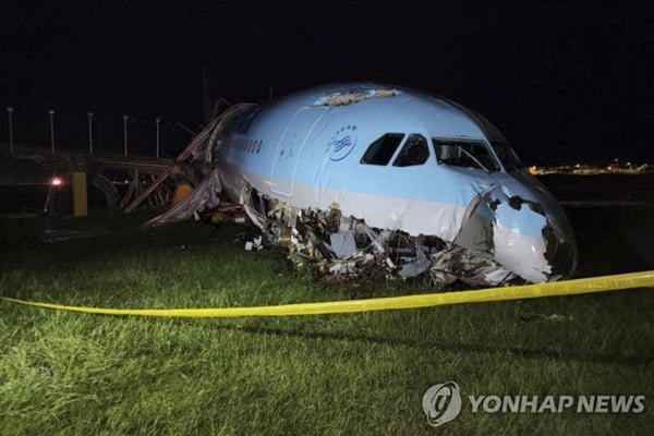 '활주로 이탈' 대한항공 여객기, 브레이크 고장 추정