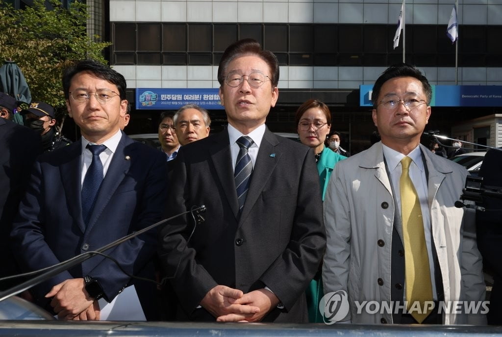 이재명 "정치 사라지고 폭력적 지배만"…긴급 의총 발언