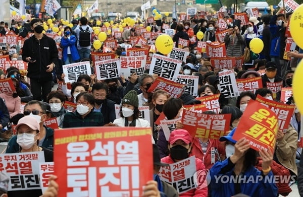 "尹 퇴진집회 강요한 교사, 학습권 침해"…인권위 진정