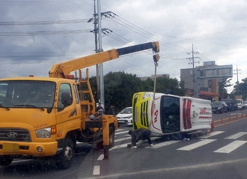 위급 환자 태우고 달리던 구급차, 1t 트럭과 충돌…환자 사망