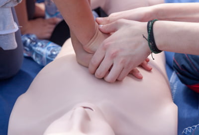 위급 시 생명 살리는 심폐소생술(CPR) 시행법