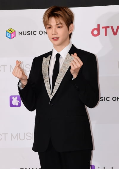 [TEN 포토] 강다니엘 '설레이는 하트'