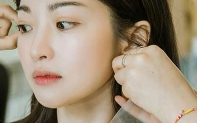 "얼굴 커서 부담스럽죠"…'전진♥' 류이서, 치장해주는 손길에 '도도한 표정'[TEN★]