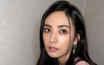 나나, 전신 타투는 꽁꽁 숨겼네?…치명적 매력은 그대로[TEN★]