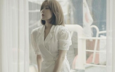 '최동환♥' 이소라, 화이트 원피스 입으니 웨딩드레스 자태 연상되네…그윽한 눈빛[TEN★]