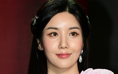 '컴백' 권은비 "나의 거부할 수 없는 치명적 매력을 보여줄 것"