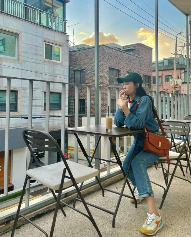 '전진♥' 류이서, 1일1카페 데이트가 일상인 여유…가로수길 내려다보며 커피 한 잔[TEN★]