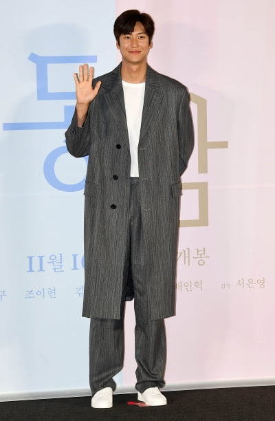 [TEN 포토] 나인우 '우월한 기럭지'