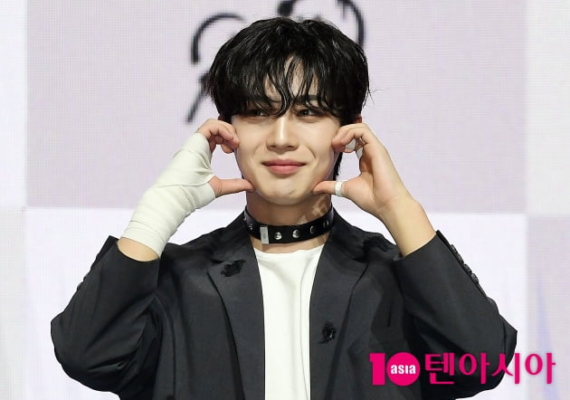 [TEN 포토] 위아이 김요한 '수줍은 하트'   