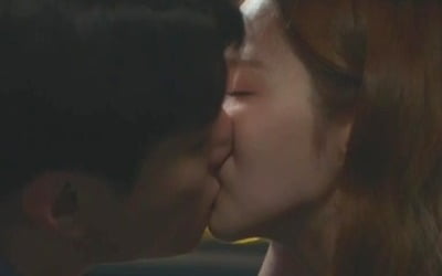 [종합] 박민영, 이혼男과 핑크빛 연애 시작…차 안에서 키스 포착 ('월수금화목토')