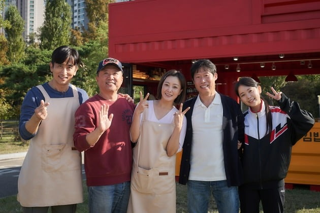 [공식] 유해진·김희선 '달짝지근해', 3개월 촬영 끝 크랭크업 "따뜻한 웃음+공감"