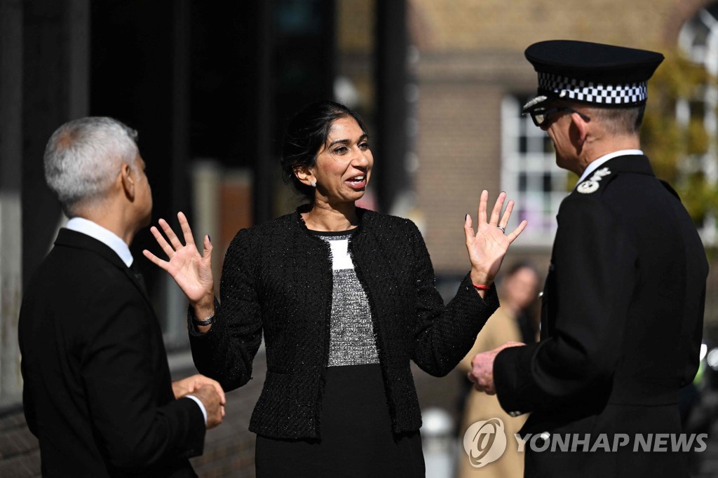 내무장관 사퇴, 내각 '대탈출' 신호탄되나…궁지 내몰린 英총리(종합)