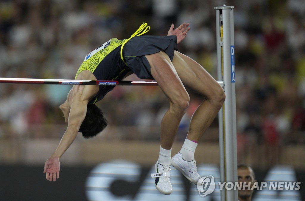 'WOO' 새긴 스파이크 신고…우상혁, 전국체전서 시즌 마무리