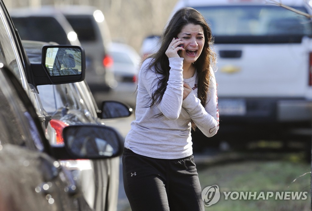 '샌디훅 총기참사' 음모론자에 美법원 철퇴…1조3천억 배상명령