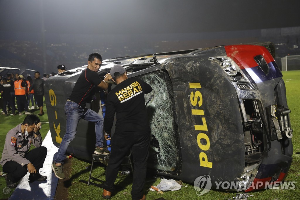 민병대 같은 인니 프로축구 팬클럽…광적 응원문화도 참사 원인(종합)