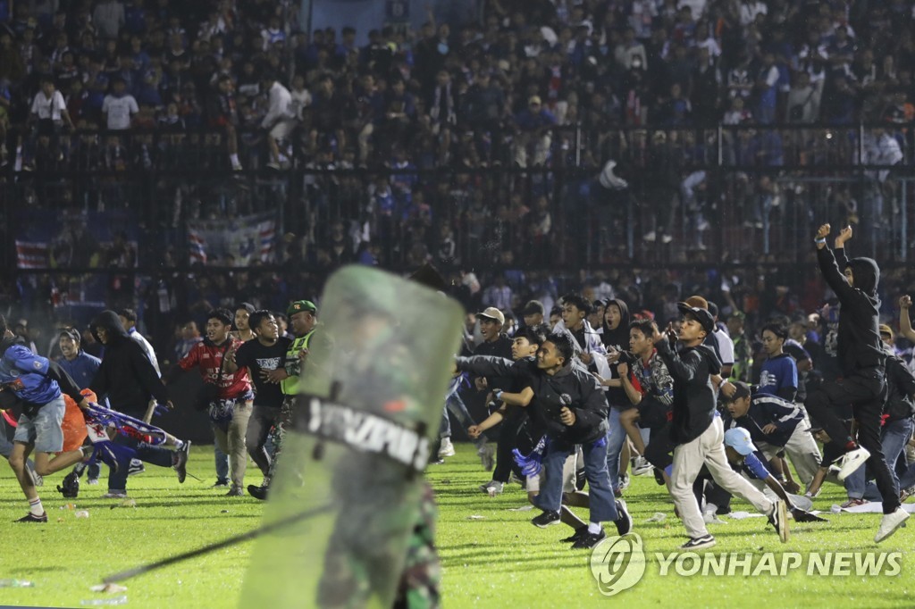 인도네시아 프로리그서 최악 참사…끊이지 않는 축구장 비극