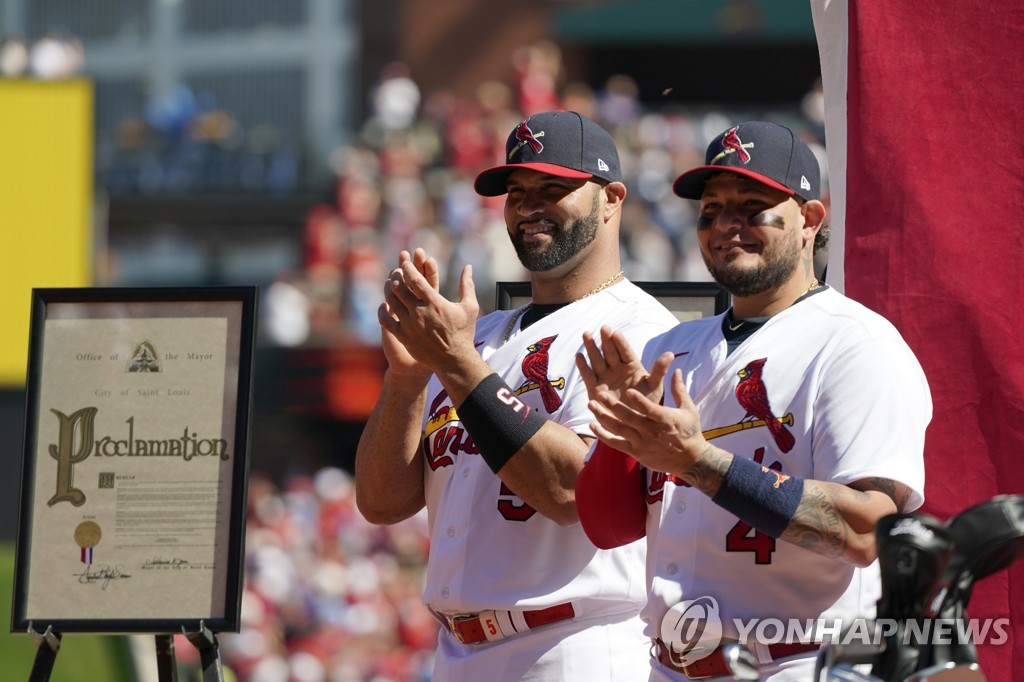 MLB '기록의 사나이' 푸홀스, 은퇴식서 702호 홈런 '쾅'