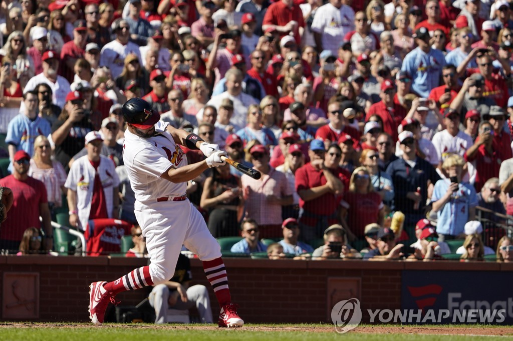 MLB '기록의 사나이' 푸홀스, 은퇴식서 702호 홈런 '쾅'