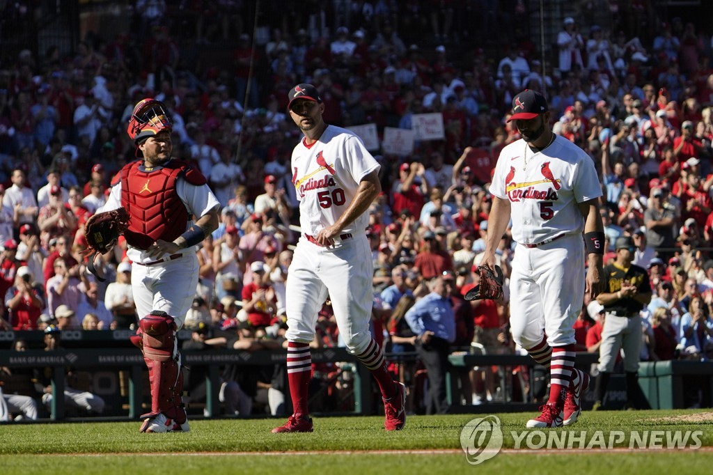 MLB '기록의 사나이' 푸홀스, 은퇴식서 702호 홈런 '쾅'