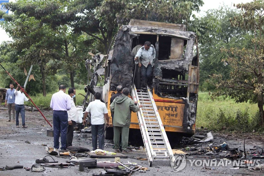 인도 서부서 버스와 트럭 충돌…버스에 불붙어 12명 사망